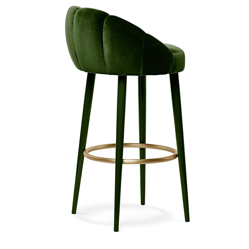 Elegant green velvet bar stool with gold footrest and sleek design. Maison Mermont.