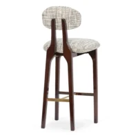 maison-mermont-silhouette-bar-stool-mix-02-translucent-dark-brown-oxidized-brushed-brass-04-insidherland Elegant upholstered bar stool with a curved backrest and wooden legs, perfect for modern interiors. Maison Mermont.